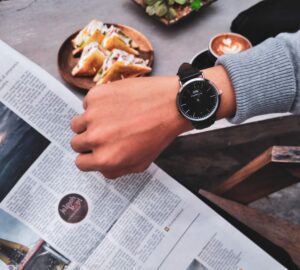 Zdjęcie przy kawie - zegarek na nadgarstku - Piotr Kruk